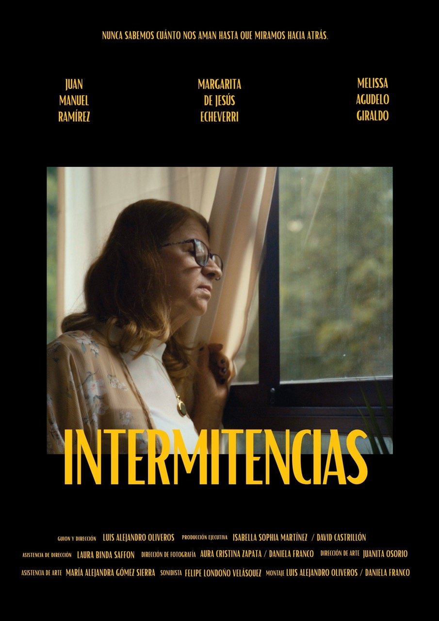 Póster oficial del cortometraje 'Intermitencias' que muestra a una mujer madura con gafas mirando por una ventana, con el título en grandes letras amarillas y créditos de producción en la parte inferior