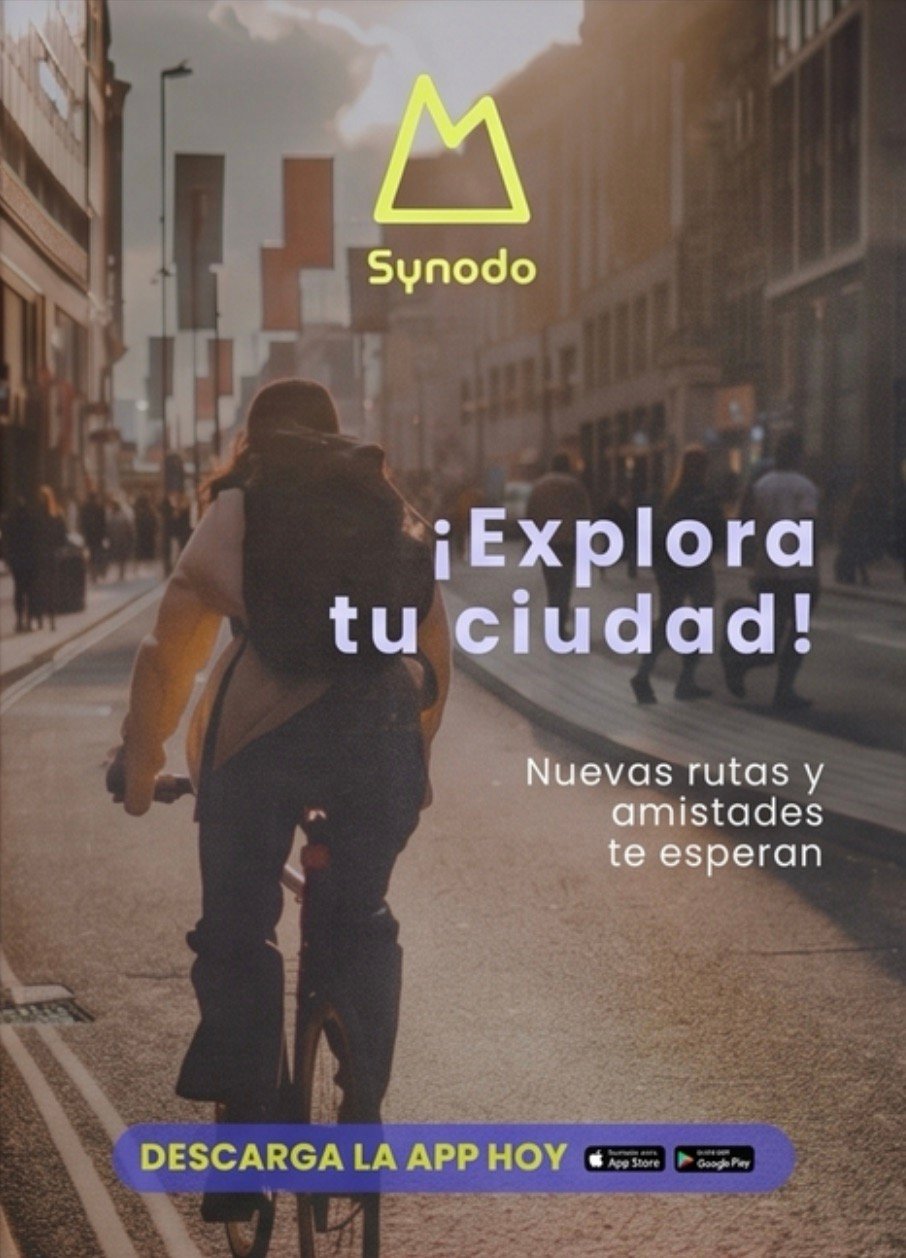 Póster promocional de la app Synodo con una persona en bicicleta en un entorno urbano, botones de descarga en tiendas de aplicaciones y el eslogan "¡Explora tu ciudad! Nuevas rutas y amistades te esperan".