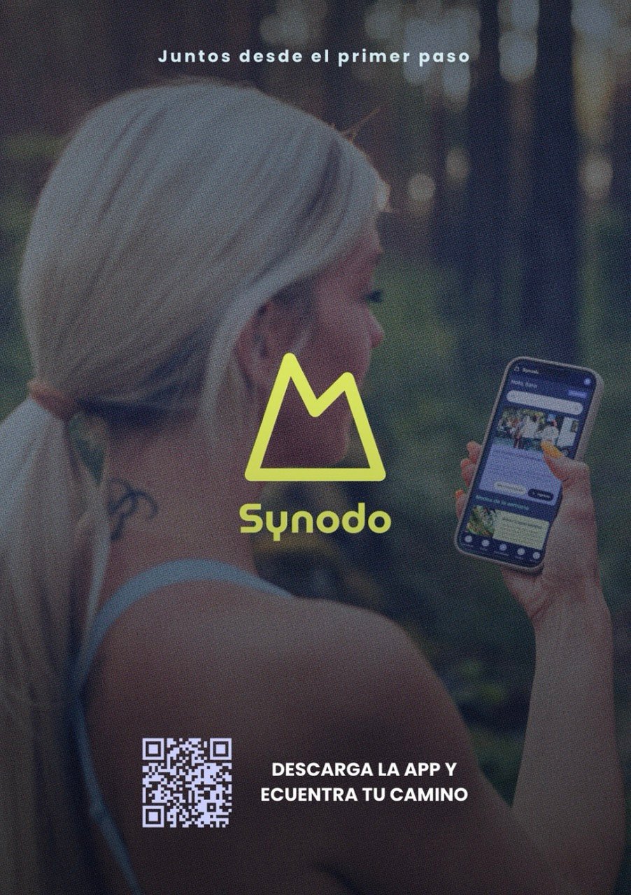 Póster promocional con una mujer mirando la interfaz de Synodo en su celular en medio de un bosque, acompañado del texto "Juntos desde el primer paso", la invitación a descargar la app y un código QR.