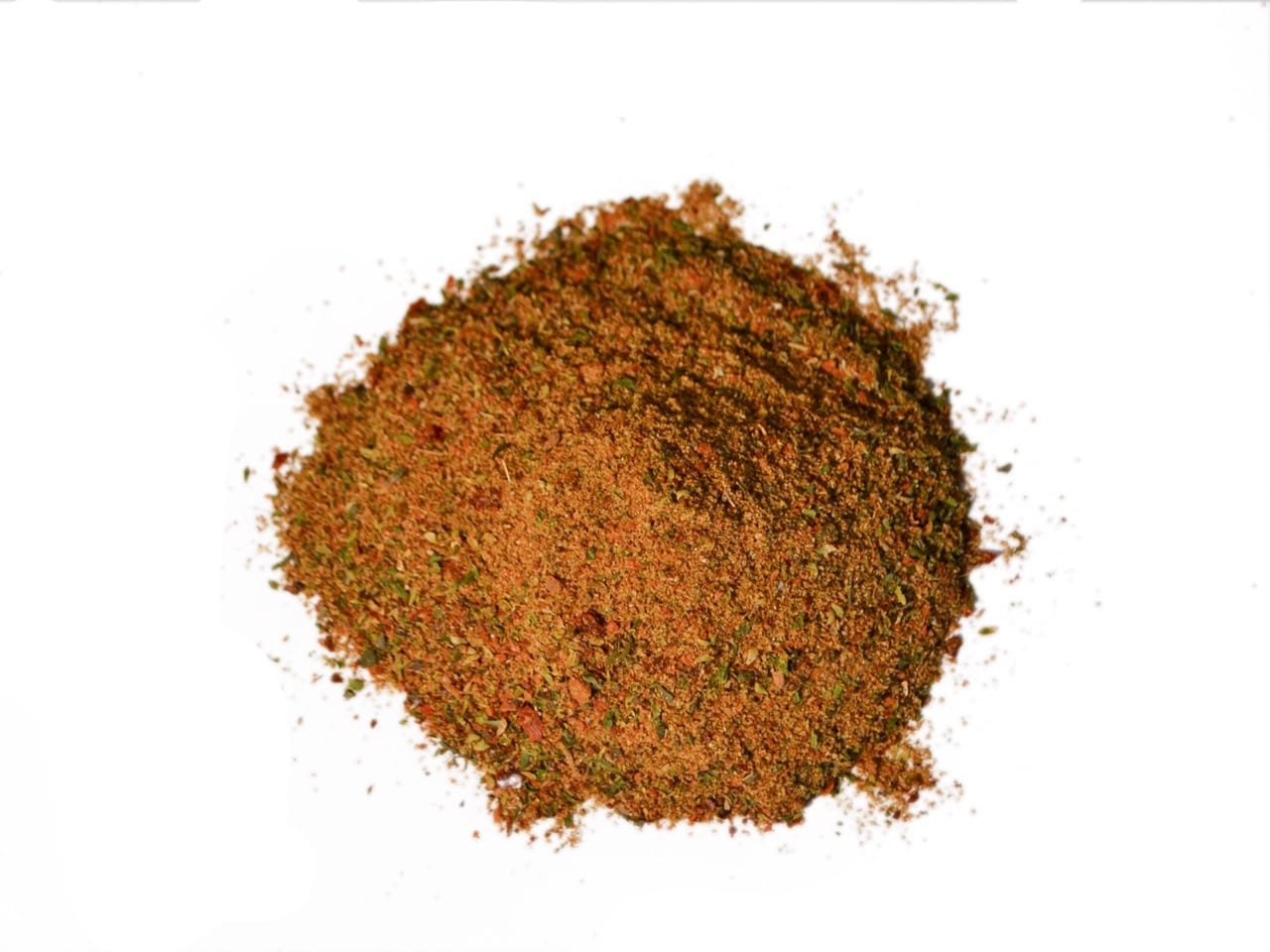 Vista superior de un pequeño montón de mezcla de especias en polvo color naranja y marrón aisladas sobre fondo blanco