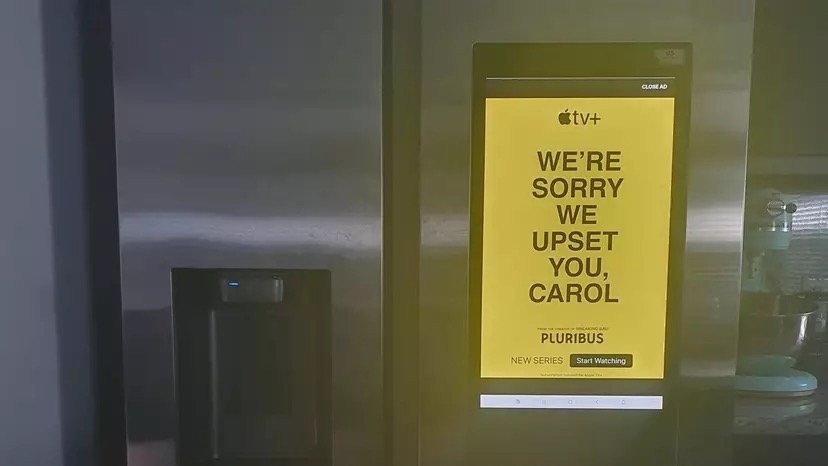 Una nevera con un mensaje que lee: "Apple TV+. Lamentamos haberte molestado, Carol. Pluribus, nueva serie."