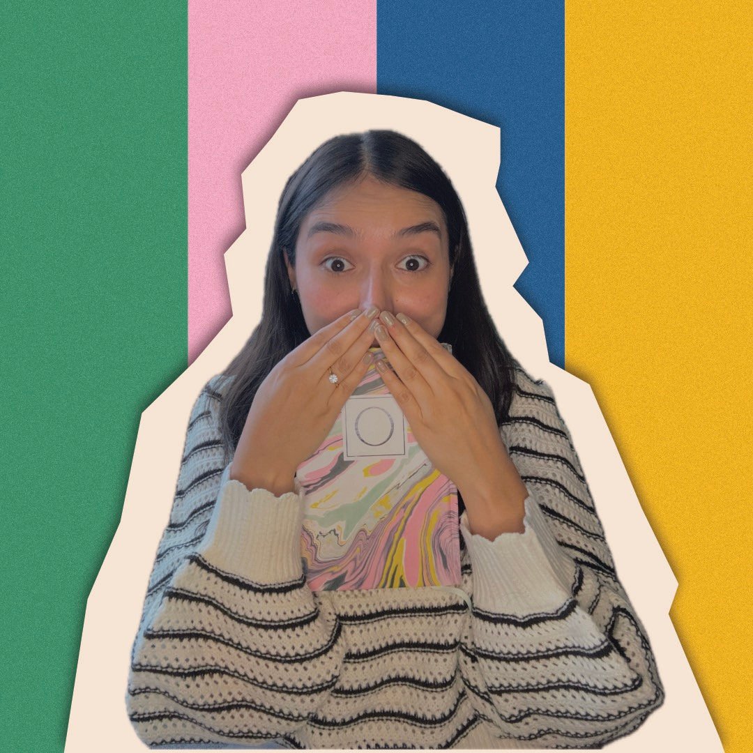 Foto de perfil de redes sociales de Nikkisventure. El fondo tiene franjas verde, rosa, azul oscuro y amarillo. Nikki se está tapando la boca.