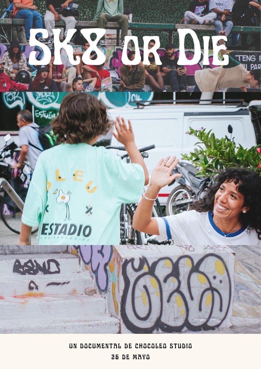 Póster del documental SK8 OR DIE que retrata un ambiente comunitario, con un niño de espaldas vistiendo una camiseta de ESTADIO chocando los cinco con una mujer sonriente junto a un obstáculo con grafiti