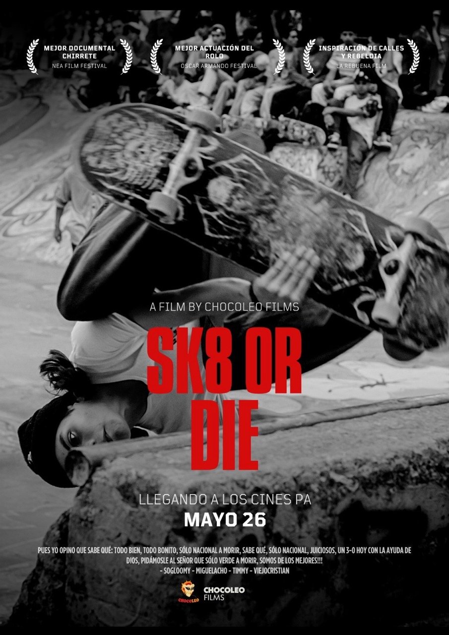 Cartel promocional en blanco y negro de la película SK8 OR DIE con el título destacado en letras rojas, mostrando a un skater de cabeza realizando un truco frente a una multitud sentada en el skatepark